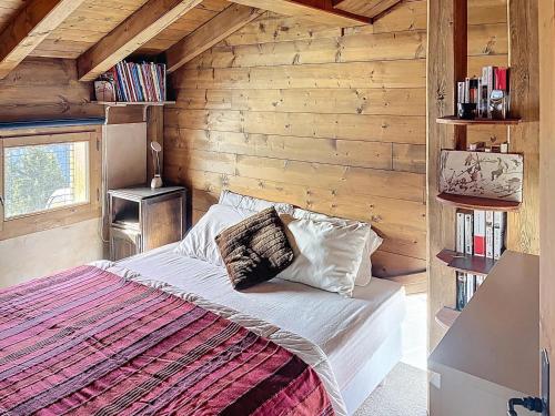 Postel nebo postele na pokoji v ubytování Chalet Duplex au Cœur de la Station avec Balcon et Parking - FR-1-275-222