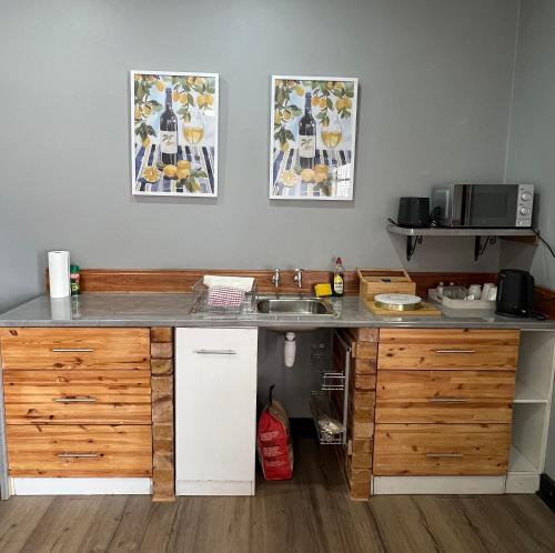 Una cocina o zona de cocina en Madeley House Unit 3 near Oliver Tambo Airport