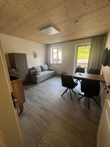 salon z kanapą i stołem w obiekcie Gasthaus Zur Weintraube w mieście Bad Langensalza