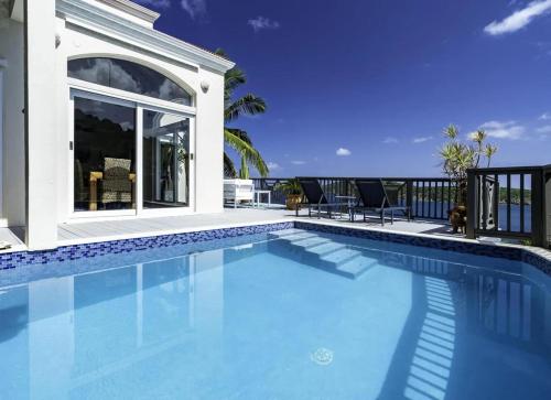 Caret Bay EstateにあるPrivate Villa with Pool and Incredible Sea Viewsの家の前のプール