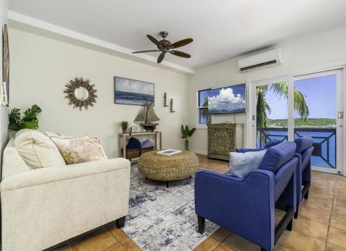 Caret Bay EstateにあるPrivate Villa with Pool and Incredible Sea Viewsのリビングルーム(青い椅子、天井ファン付)