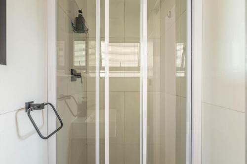 Ένα μπάνιο στο Greystone Serenity 2-Bedroom Apartment