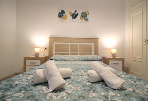 a bedroom with a bed with two white towels on it at El Refugio de la Judería in Córdoba