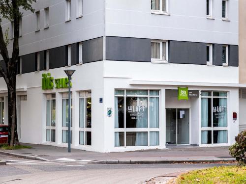 ヴィルールバンヌにあるIbis Styles Lyon Villeurbanne Parc de la Tête d'Orの白い建物