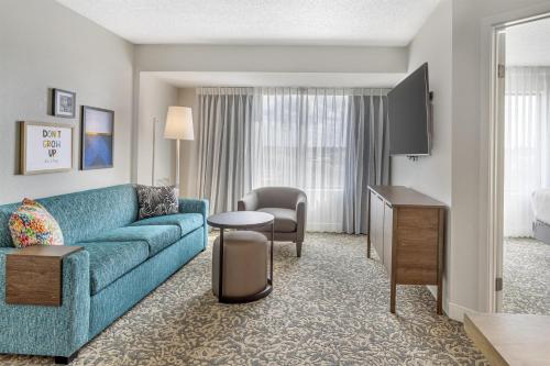 a living room with a blue couch in a hotel room at Sonesta ES Suites Anaheim Resort Area in Anaheim
