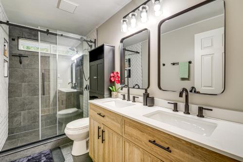 une salle de bain avec un lavabo, des toilettes et une douche dans l'établissement Walk to Lake Stevens Duplex with Fire Pit!, à Lake Stevens