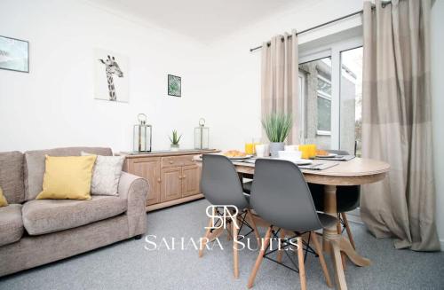 ein Wohnzimmer mit Sofa und Tisch in der Unterkunft 3BR Retreat Near Tredegar & Newport Hub in Rogerstone