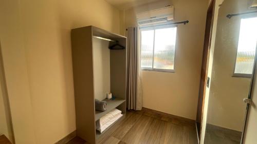 ニテロイにあるCaminho de Itacoatiaraのバスルーム(ガラス張りのシャワー、窓付)