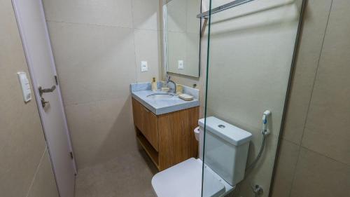 een badkamer met toilet, wastafel en douche bij Casa de luxo pé na areia na Praia Marceneiro em Milagres in São Miguel dos Milagres