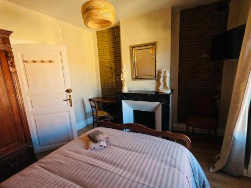 Letto o letti in una camera di Chambre privée dans maison de ville du XVIIIe siècle