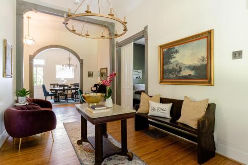 Posezení v ubytování Historic Charm Chattanooga Home