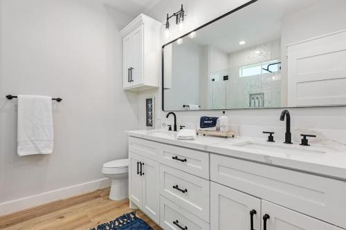 Et badeværelse på Steps to Beach, Luxury 4BR & 4BA, Views, Games, Dog-Friendly