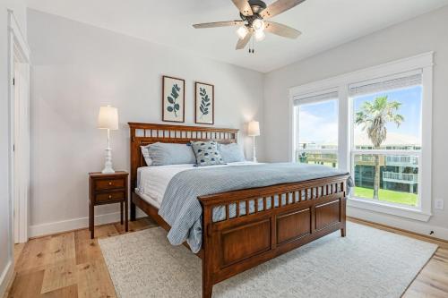 En eller flere senge i et værelse på Steps to Beach, Luxury 4BR & 4BA, Views, Games, Dog-Friendly