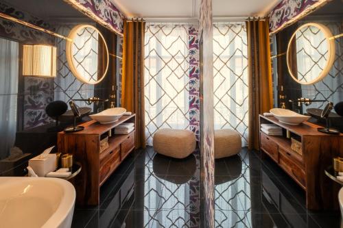 een badkamer met een bad en een wastafel bij Villa Emilia - Suites de prestige au coeur de Nancy in Nancy