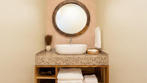 een badkamer met een wastafel en een spiegel bij Luuna de Jade in Oaxaca City