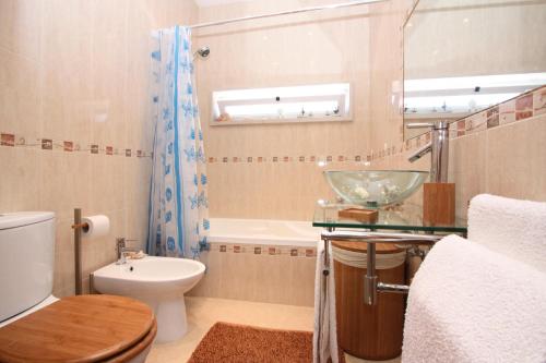 uma casa de banho com um lavatório, um WC e uma banheira em Serra e Mar em Sintra