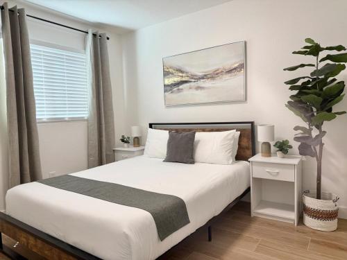 a bedroom with a bed and a potted plant at Designer's Touch in San Diego