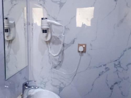 ターイフにあるاصيل الفاخره المخدومهの大理石のバスルーム(シンク、鏡付)