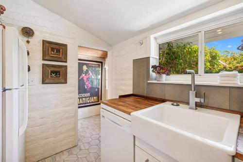 Ένα μπάνιο στο Barista Villa at Speakeasy Hotel - Adults Only