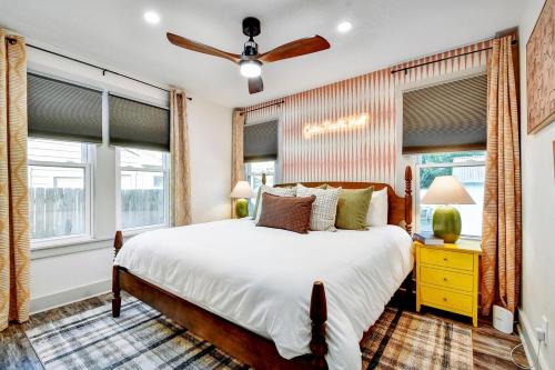 Schlafzimmer mit einem großen Bett und Fenstern in der Unterkunft Sagebrush Haus in Fredericksburg