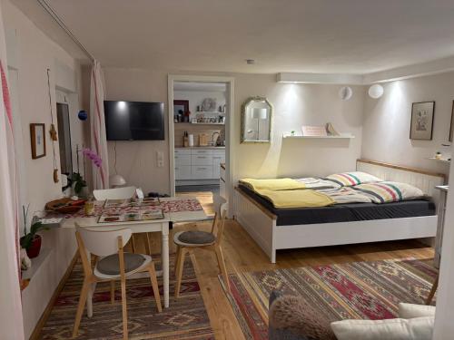 ヴァイブルクにあるFerienwohnung Lahntalblickのベッドと机のある小さな寝室