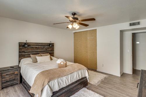 Postel nebo postele na pokoji v ubytování Lake Havasu Home with Pool 2 Mi to Boat Launch