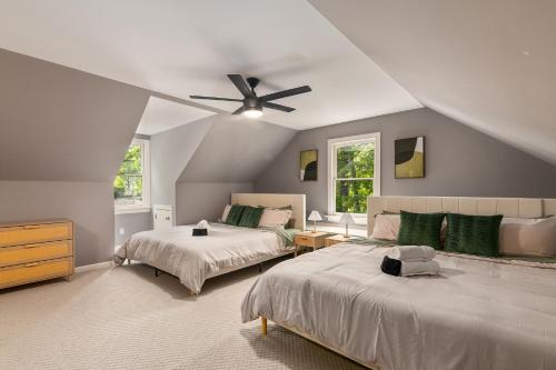 Giường trong phòng chung tại HotTub, FirePit, Basketball, 15 Min To Sedgefield