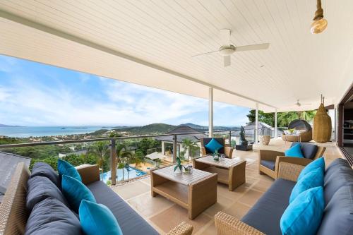 ein offenes Wohnzimmer mit einem Sofa und Stühlen in der Unterkunft Here and Now Luxurious Sea view & Spa Villa in Koh Samui 