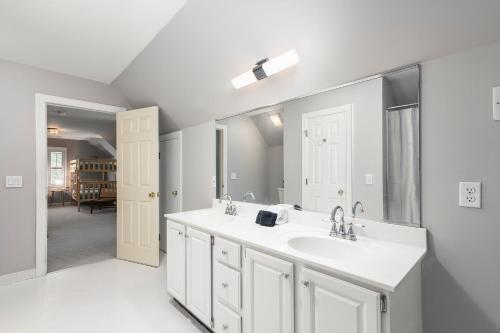 Phòng tắm tại HotTub, FirePit, Basketball, 15 Min To Sedgefield