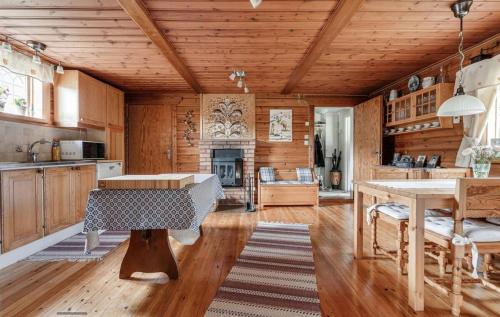 uma cozinha com paredes de madeira e um tecto de madeira em Ein großes Hausam Wald mit Bach für 8 Personen 