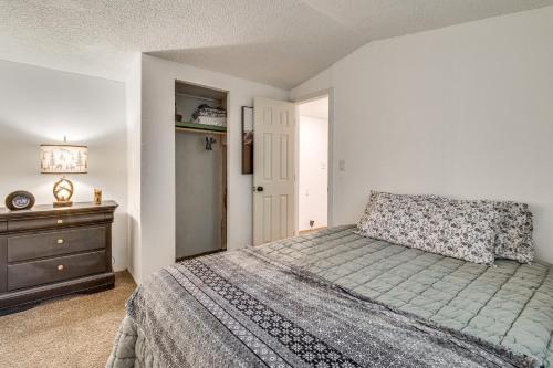 Un dormitorio con una cama y una cómoda. en 5 Mi to Medical Centers! Pinetop-Lakeside Haven, en Pinetop-Lakeside