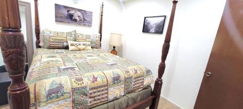 Postel nebo postele na pokoji v ubytování ManVee at Yosemite