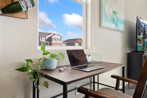 TV a/nebo společenská místnost v ubytování Windshire Retreat with Pool, Garage and Pet-Friendly