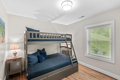 une chambre avec deux lits superposés et une fenêtre dans l'établissement Starlight Ridge, à Seven Devils