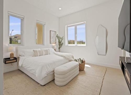 Ceru ColoradoCoastal Living with Private Beach Access in Aruba的白色卧室配有白色的床和白色椅子
