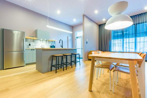 a kitchen and dining room with a table and chairs at Les Lofts de la Fabrique - Par Les Lofts Vieux-Québec in Quebec City