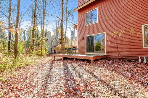 ThompsonvilleCrystal Mountain Condo - Wintergreen 535的一间红色的房子,旁边设有长凳