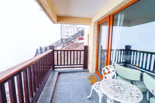 A balcony or terrace at HOM I SKI IN-OUT frente a la Cordillera 4D3B 9PAX