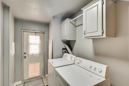 Postel nebo postele na pokoji v ubytování Golf, Fish and Unwind! Group Getaway in Fort Mohave