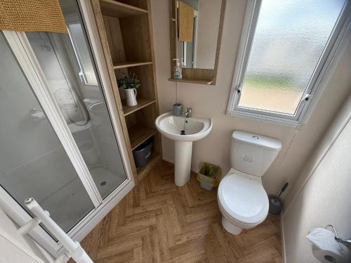 ein kleines Badezimmer mit Toilette und Waschbecken in der Unterkunft Skegness Retreats The meadows 13 Golden Palm Resort Chapel st leonards in Chapel Saint Leonards