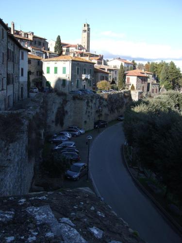 a group of cars parked next to a city at Palazzo Tarlati - Hotel de Charme - Residenza d'Epoca in Civitella in Val di Chiana