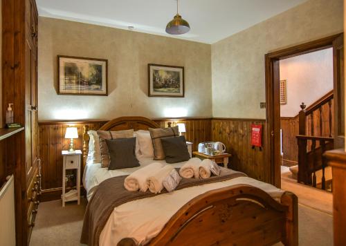 een slaapkamer met een bed met handdoeken erop bij West Royd in Robin Hood's Bay