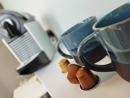 une tasse à café avec une paire de chaussures à côté d'une tasse dans l'établissement Cote Sable Ambiance bord de mer dans le centre, à Juan-les-Pins