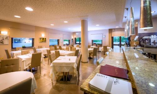 TV a/nebo společenská místnost v ubytování Hotel Des Alpes