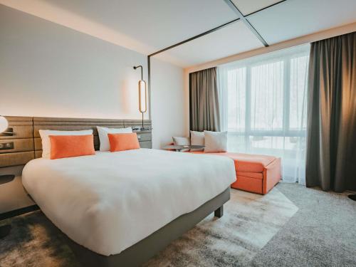 Postel nebo postele na pokoji v ubytování Novotel Lens Noyelles