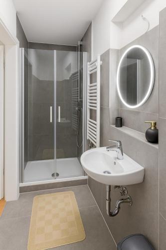 a bathroom with a sink and a shower at Moderne Wohnung in Siegen Parkplatz WLAN in Siegen