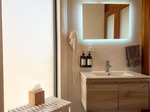 El PorvenirにあるValle Soléaの洗面台と鏡のあるバスルーム