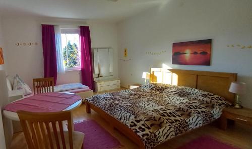 Postel nebo postele na pokoji v ubytování Kunterbunt Seehaus