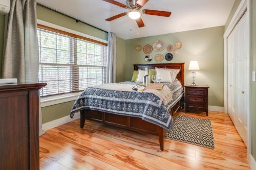 Postel nebo postele na pokoji v ubytování Beaches, Golf and More Family Home on Frye Island!