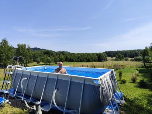 DomaniewiceにあるJura - Chata pod Grodziskiem Pańskimの男が立っている